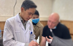 Bác sĩ Việt Đức cấp cứu giữ lại ngón tay cho người đàn ông Pháp