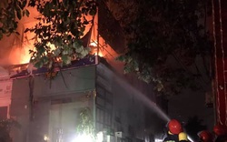 Nghệ An: Chủ trèo lên mái nhà định tử tự khi cửa hàng bốc cháy dữ dội