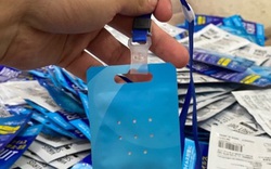 Tạm giữ 35 chiếc thẻ đeo chống virus do nước ngoài sản xuất tại Hà Nội