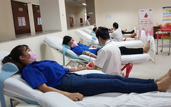 Hàng trăm người tham gia hiến máu tình nguyện giữa mùa dịch Covid-19