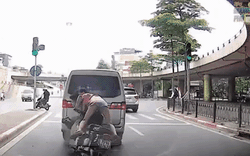 Clip: Đầu trần phóng kèo nhà cái trực tiếp euro không chú ý quan sát, thanh niên chở bạn gái ngã sõng soài trên đường