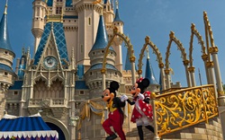 Disney ngừng trả lương hơn 100.000 nhân viên: Phép màu tạm dừng trong khác biệt giữa Mỹ và Pháp