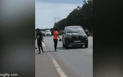 Va chạm giao thông, thanh niên chạy xe máy hùng hổ gây hấn, phản ứng của tài xế ô tô lại trái ngược