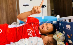 Tuyển thủ kèo nhà cái w88 nằm kể chuyện cho con trai, con nhà Tiến Dụng được bố mẹ đầu tư cho set đồ mùa hè cực đáng yêu