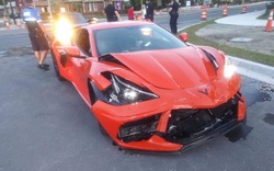 Chevrolet Corvette C8 vừa mua đã bị Hyundai Accent đâm cho toác đầu nhưng bức ảnh trước đó như một điềm báo