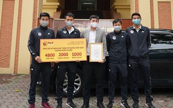 Các cầu thủ CLB Hà Nội góp 1 ngày lương tặng quà cho “tuyến đầu” phòng chống Covid-19