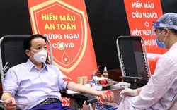 Bộ trưởng Trần Hồng Hà tham gia hiến máu tình nguyện