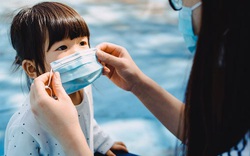 Hiệp hội Nhi Khoa Nhật Bản cảnh báo không cho trẻ dưới 2 tuổi đeo khẩu trang vì lý do hết sức nguy hiểm