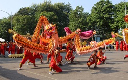 Trình diễn múa rồng truyền thống tại không gian đi bộ khu vực hồ Hoàn Kiếm