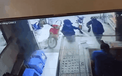 Clip: 2 tên cướp xịt hơi cay xối xả kèo cá cược nhà cáio ông chủ tiệm kèo cá cược nhà cáing bị người vợ xông ra bắt, diễn biến sau đó mới gây bất ngờ
