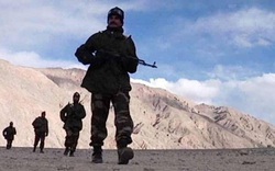 Bám sát Trung, Ấn đưa khí tài hạng nặng lên biên giới