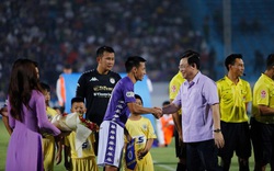Bí thư Thành ủy Hà Nội Vương Đình Huệ tặng hoa cầu thủ Hà Nội FC, HAGL, chúc mừng sự trở lại của V-League