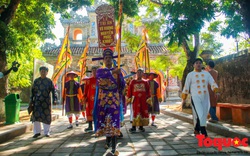 Hàng trăm tà áo dài diễu hành trên phố tri ân chúa Nguyễn Phúc Khoát