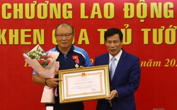 Bộ trưởng Bộ VHTTDL Nguyễn Ngọc Thiện trao Huân chương Lao động hạng Nhì cho HLV Park Hang-seo