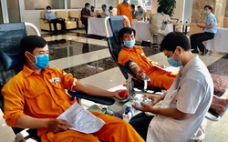 Hàng trăm nhân viên điện lực tham gia hiến máu cứu người giữa dịch Covid-19