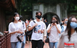 Hà Nội: Sĩ tử đeo khẩu trang đến Văn Miếu cầu may trước kỳ thi tốt nghiệp THPT 2020
