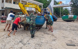 Biên phòng Quảng Trị giúp người dân chằng chống nhà cửa, đưa tàu thuyền vào bờ trú bão