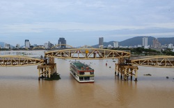 Nhiều người bất ngờ khi thấy nhịp giữa của cầu Nguyễn Văn Trỗi nâng lên cho tàu thuyền qua