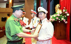 Thăng hàm Trung tướng đối với Thứ trưởng Bộ Công an Trần Quốc Tỏ