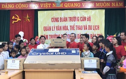 Trao tặng quà cho học sinh có hoàn cảnh khó khăn Mù Cang Chải