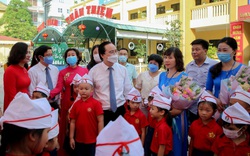 Bộ trưởng Phùng Xuân Nhạ tặng phòng máy vi tính cho trường tiểu học tại Hà Nội