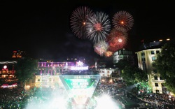 Chùm ảnh: Mãn nhãn với màn pháo hoa chào đón năm mới tại thủ đô Hà Nội