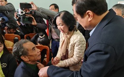 Trưởng ban Dân vận Trung ương Trương Thị Mai thăm và tặng quà người dân Trà Leng