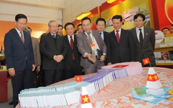Thường trực Ban Bí thư Trần Quốc Vượng tham quan không gian trưng bày sách chào mừng Đại hội XIII của Đảng