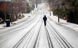 Khủng hoảng bão tuyết: Người dân Texas khốn đốn chống chọi với lạnh giá