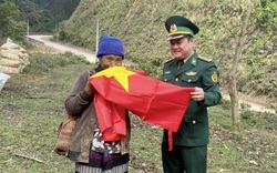 Tặng cờ Tổ quốc và quà Tết cho nhân dân biên giới Quảng Trị