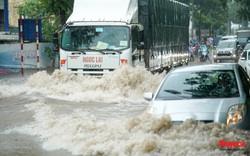 Hà Nội: Mưa lớn kéo dài, nhiều tuyến đường ngập sâu trong biển nước