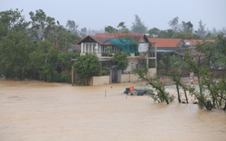 Nước lũ dâng cao tràn vào nhà dân ở Quảng Bình