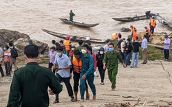 Cứu hộ thành công 7 người mắc kẹt giữa dòng nước xiết trong vụ tàu gặp nạn ở Quảng Trị