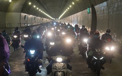 Hình ảnh đoàn người đi xe máy về quê được lưu thông qua hầm Hải Vân