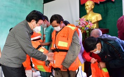 Trao tặng 1.000 bộ áo phao cứu sinh đa năng cho ngư dân Thừa Thiên Huế