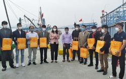 Phó Chủ tịch nước Võ Thị Ánh Xuân động viên ngư dân Quảng Bình vượt khó bám ngư trường để sản xuất