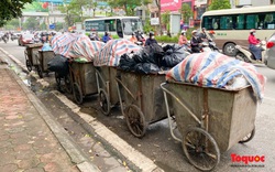 Rác thải sinh hoạt ùn ứ trên nhiều tuyến phố Hà Nội