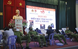 Hàng trăm cán bộ chiến sĩ Công an Đà Nẵng tham gia hiến máu  
