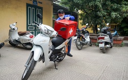Hà Nội: Cận cảnh xe máy gắn tủ thuốc lưu động hỗ trợ F0, F1 Covid 19 tại nhà