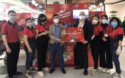 TNI KING COFFEE đã trao chiếc xe máy thứ tư trong chương trình “Triệu chữ ký- Một niềm tin chiến thắng” tại Siêu thị đầu tiên ở Thủ đô Hà Nội