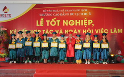 Trao bằng tốt nghiệp và tổ chức Ngày hội việc làm cho sinh viên ngành du lịch tại Thừa Thiên Huế