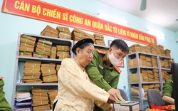 Những hình ảnh ấm áp của công an Hà Nội hỗ trợ người già, người tật nguyền làm căn cước công dân