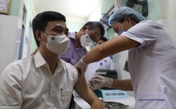 Quảng Bình tiêm 8.200 liều vắc xin Covid-19 cho lực lượng tuyến đầu chống dịch