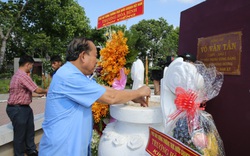 Phó Thủ tướng Thường trực thắp hương tại Khu Di tích lịch sử Cách mạng tỉnh Long An