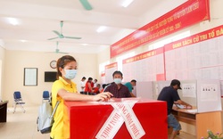 Quang Hải cùng các đồng đội tham gia ngày hội bầu cử