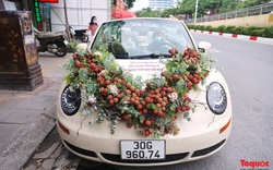 Độc đáo chiếc xe ô tô Volkswagen Beetle được trang trí bằng 30kg vải thiều xuất hiện trên phố Hà Nội 