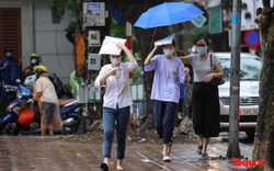 Thí sinh Hà Nội vất vả đội mưa đến trường thi vào lớp THPT