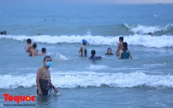 Người Đà Nẵng đeo khẩu trang đi tắm biển 