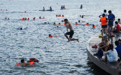 Nắng nóng, người dân TP Huế đổ ra sông Hương bơi giải nhiệt
