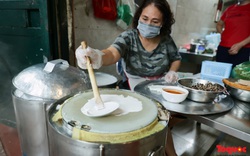 Hàng bánh cuốn nổi tiếng Hà Nội bán cả trăm suất mang về mỗi ngày giữa mùa dịch